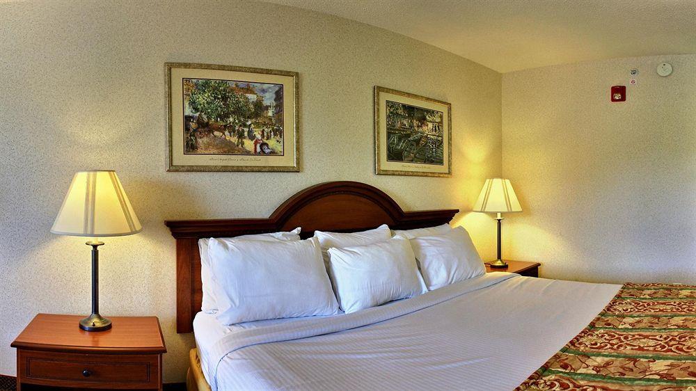Baymont By Wyndham Howell/Brighton Bagian luar foto