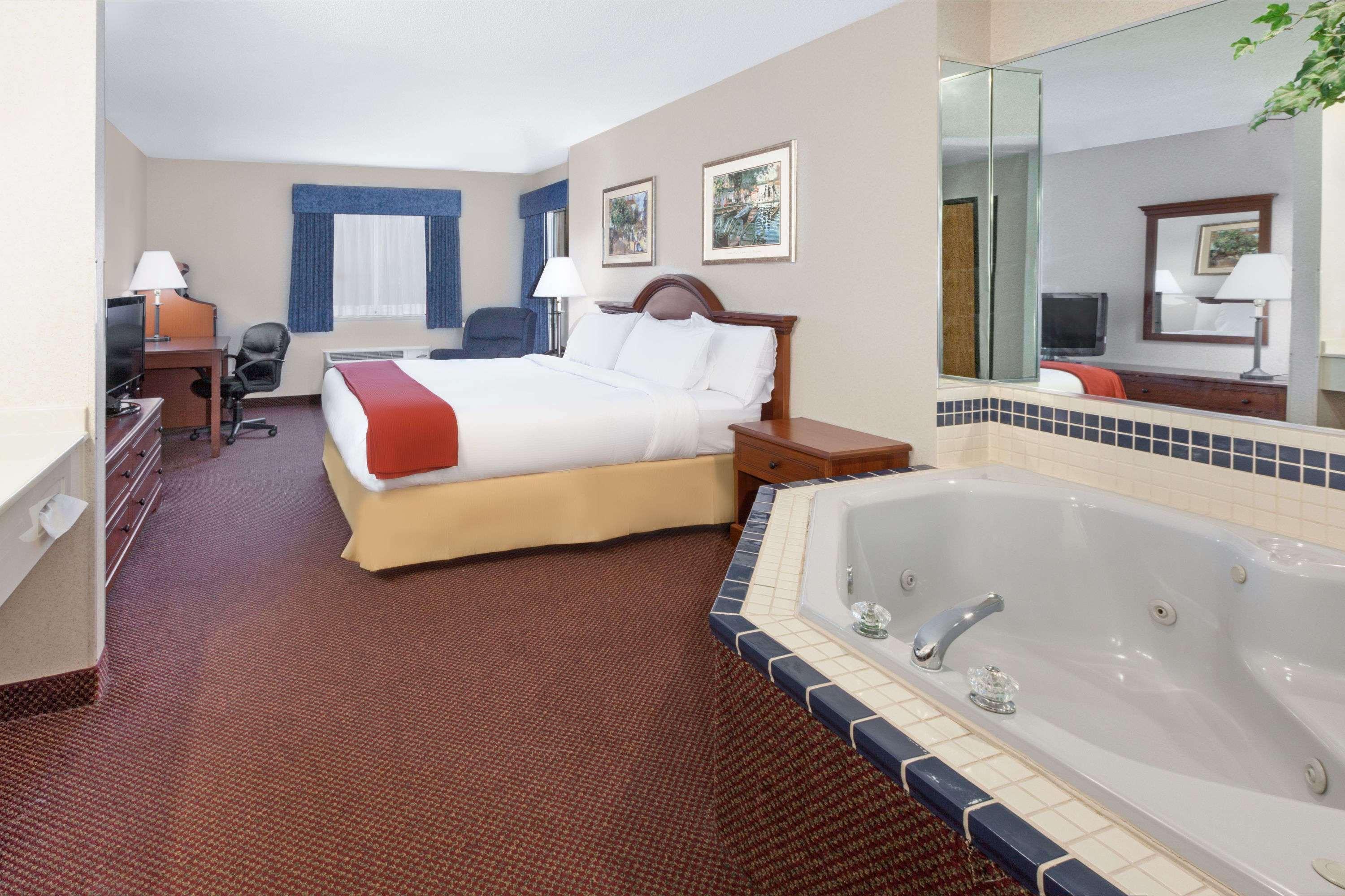 Baymont By Wyndham Howell/Brighton Bagian luar foto